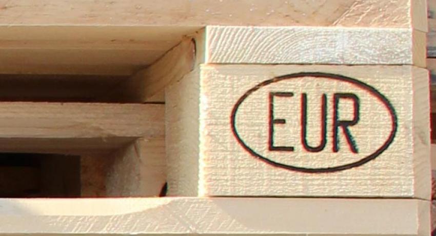 Znak EUR na wspornikach
